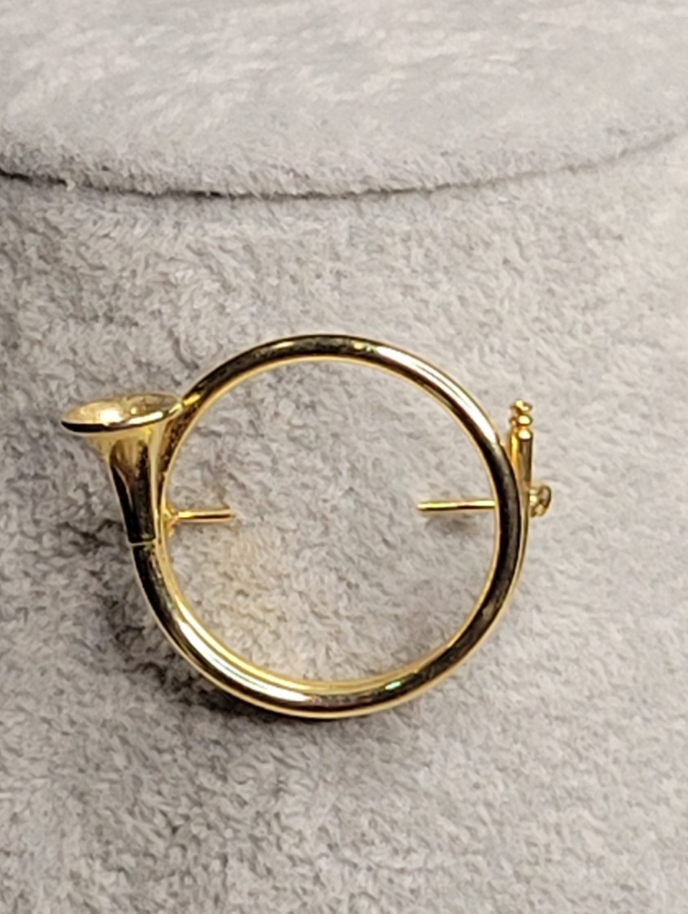 Golden Hunting/French Horn Brooch